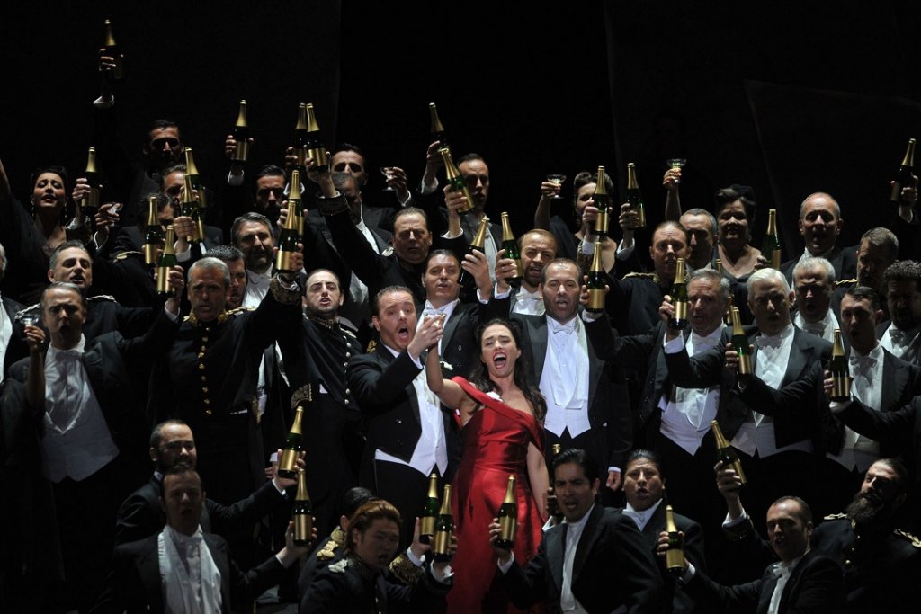 « Libiamo… » l’un des superbes tableaux proposés par Louis Désiré et Diego Méndez Casariego (Photo Jean-Claude Carbonne)