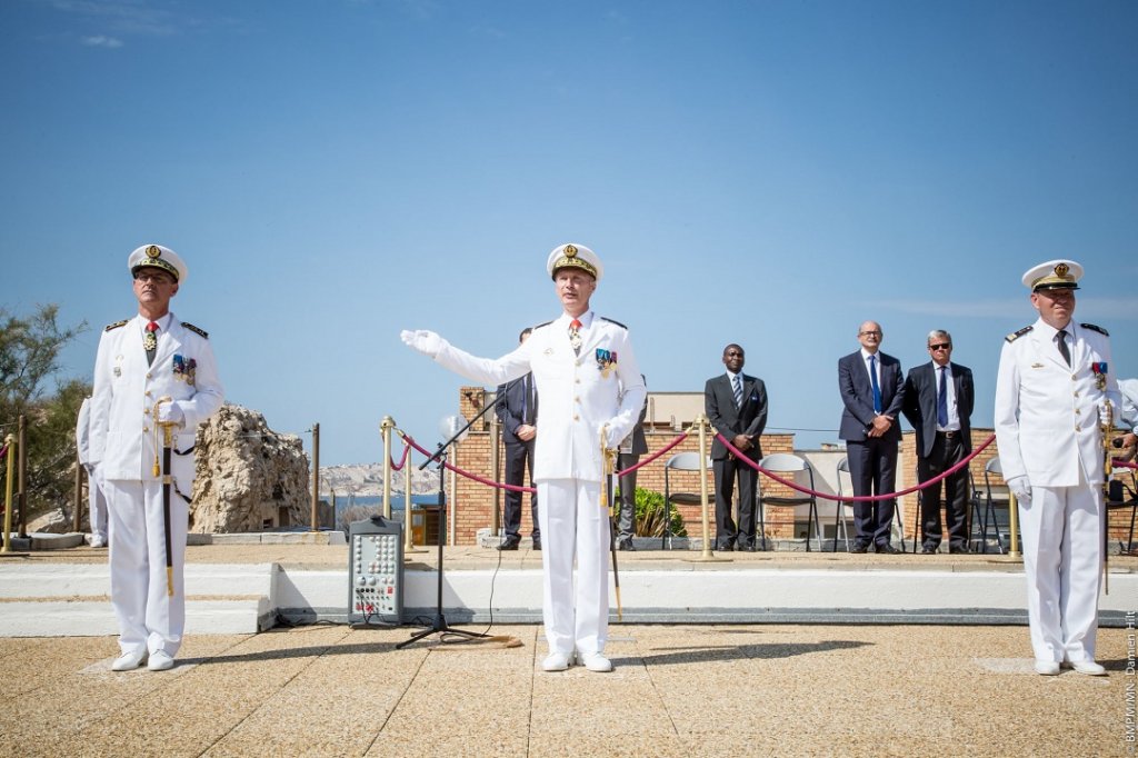 Le vice-amiral d’escadre Charles-Henri Leulier de la Faverie du Ché, a fait reconnaître, le vice-amiral Garié, comme nouveau commandant de la marine à Marseille (Crédit photo: BMPM/SM Damien Hilt)