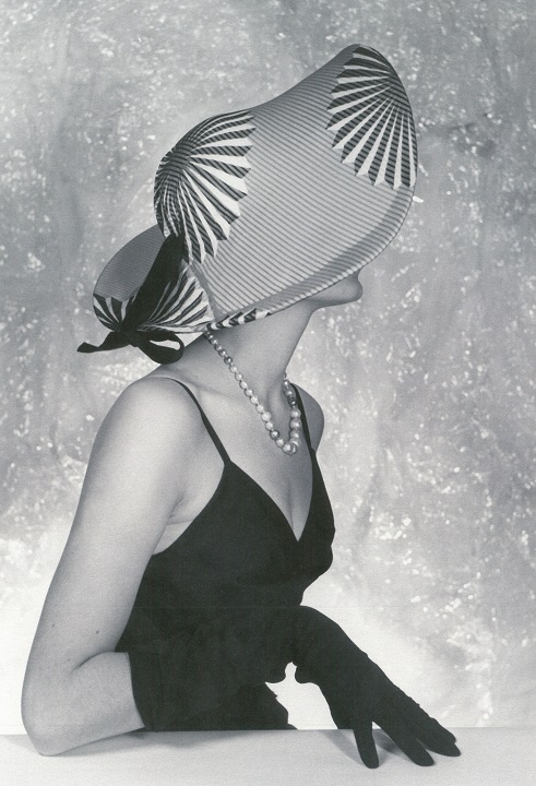 Dress by Jacques Fath (Photo Association Willy Maywald – ADAGP)