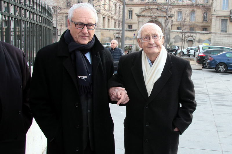 Charles-Émile Loo (à gauche) accompagné par son neveu Fernand Pietri lors des obsèques de son amie Edmonde Charles-Roux Defferre en janvier 2016 (Photo Robert Poulain)