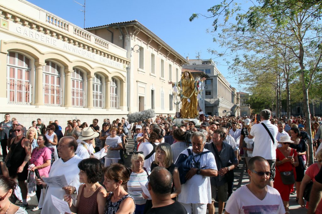 Un public venu en nombre a suivi la procession de la Vierge dorée (Photo Robert Poulain)