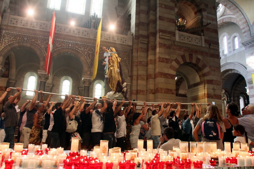 Sortie de son socle au sein de la Major la Vierge dorée part en procession (Photo Robert Poulain)