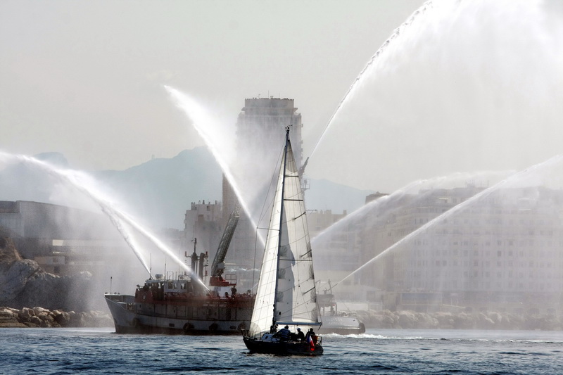 Navire des marins-pompiers en rade de Marseille (Photo Robert Poulain)