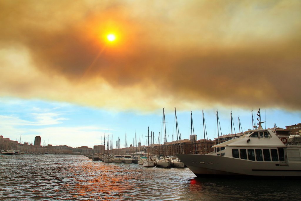 Poussées par les rafales de vent les fumées des incendies sont arrivées jusqu'à Marseille (Photo Robert Poulain)