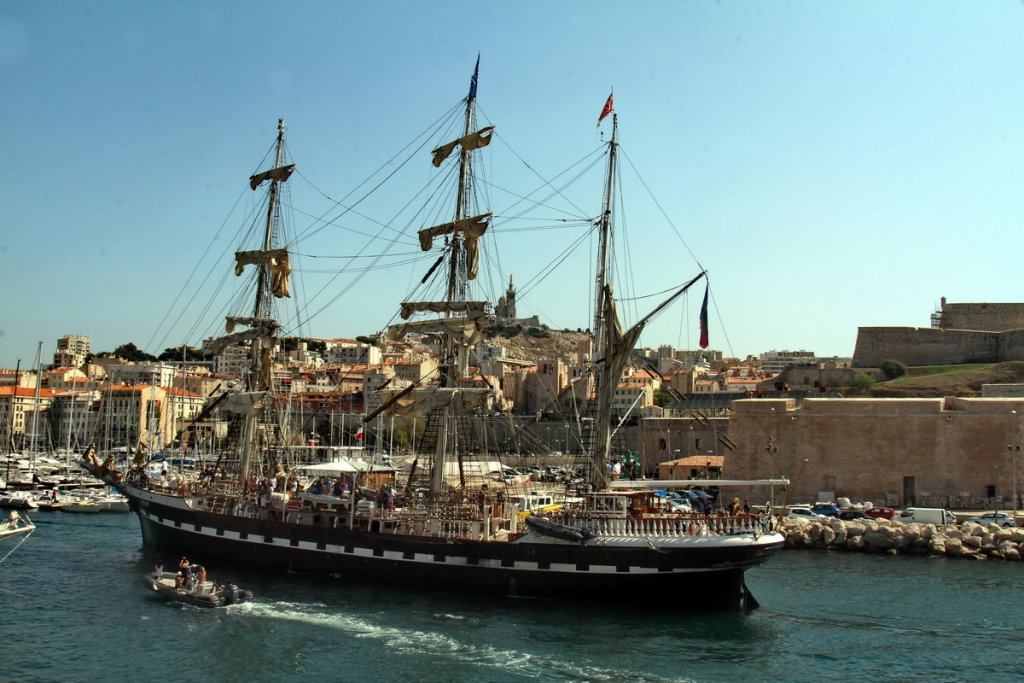 Le fameux trois-mâts le Belem arrive dans le Vieux-Port de Marseille (Photo Robert Poulain)