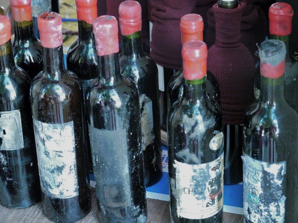 Tout juste sorties de l'eau, les bouteilles ont été dégustées (Photo M.E.)
