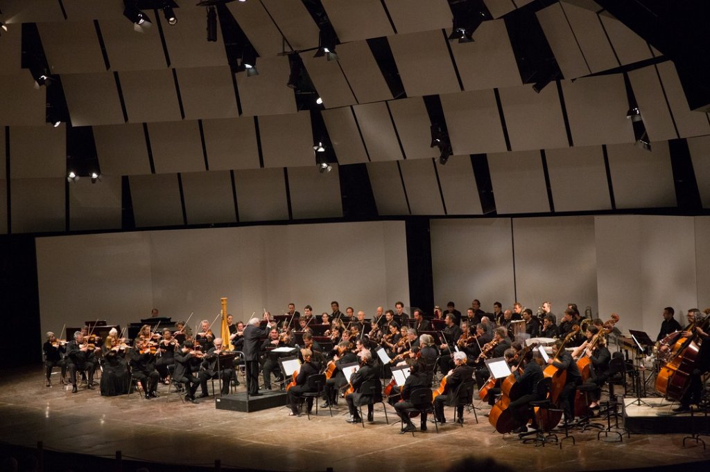 Superbe orchestre philharmonique de Marseille, sous la conque du festival de La Roque d’Anthéron, pour Copland et Gershwin (Photo Maud Delaflotte)