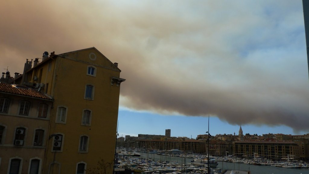 Poussées par les rafales de vent les fumées des incendies sont arrivées jusqu'à Marseille (Photo Patricia Maillé-Caire)