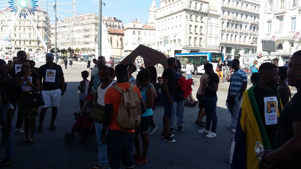 La diaspora gabonaise de Marseille s'est rassemblée ce dimanche sous l'ombrière pour dénoncer un vol électoral (Photo P.M.-C.)