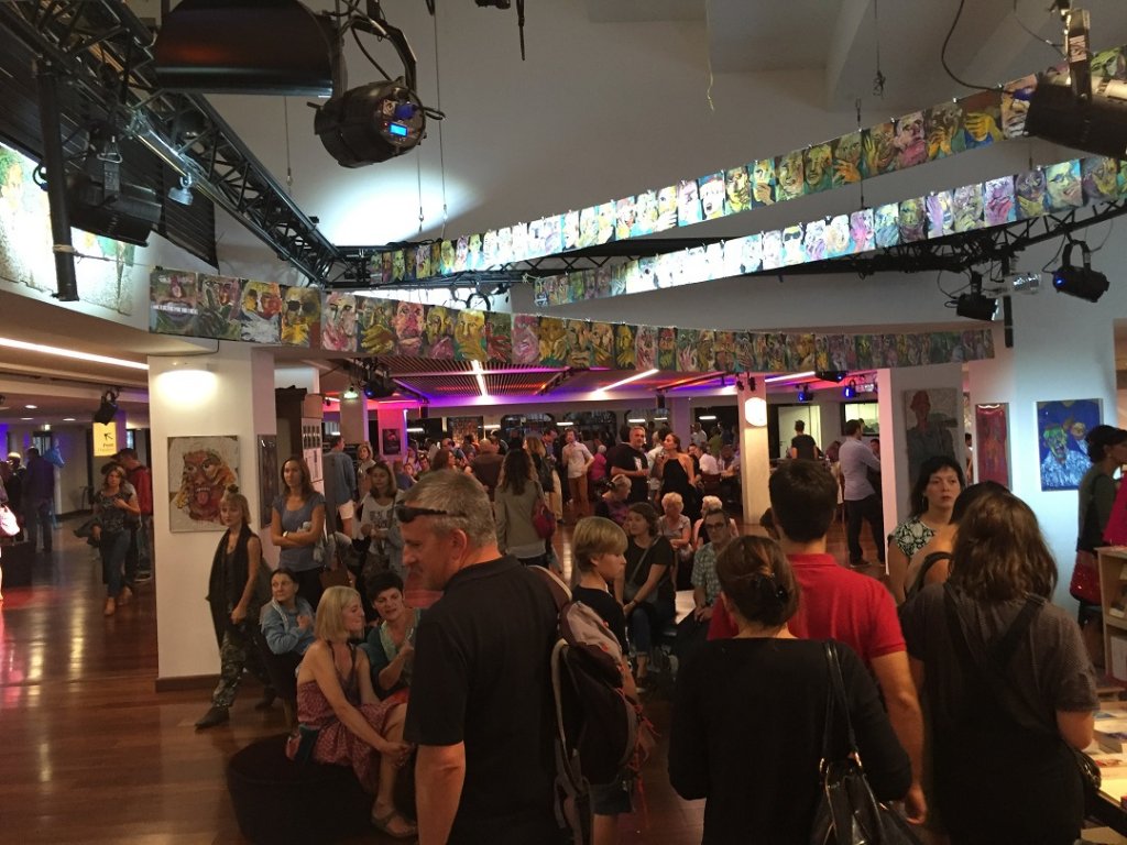Samedi en fin de mise à feu, il y avait foule sous les portraits de Boggero accrochés dans le grand hall de La Criée. (Photo M.E.)