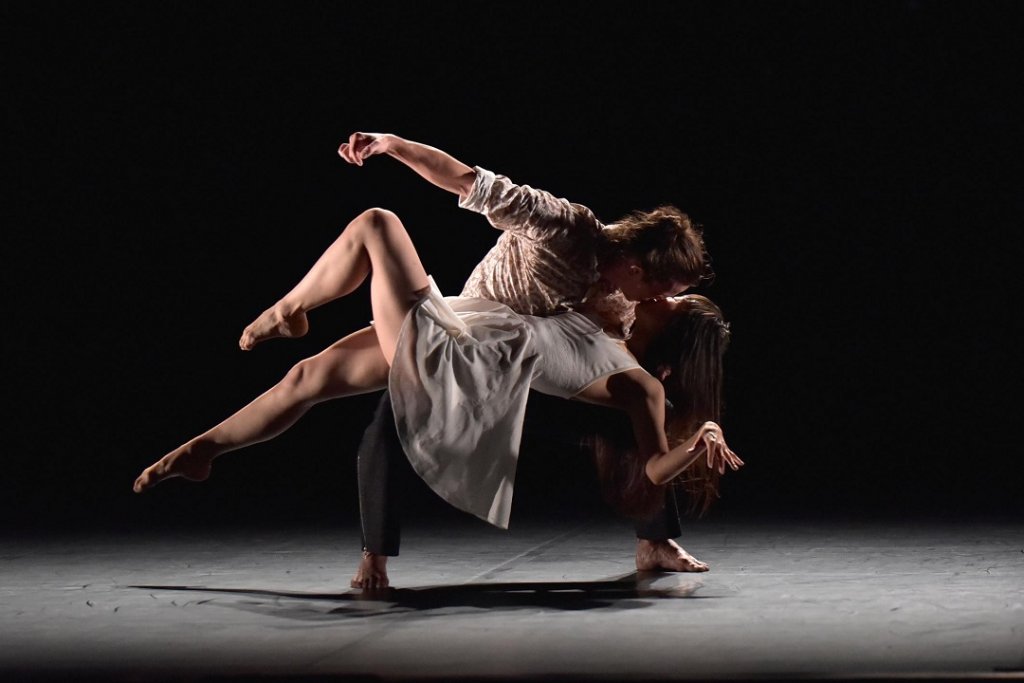 En regardant cette photographie on en vient à regretter qu’il n’y ait pas plus de pas de deux dans la chorégraphie (Photo Jean-Claude Carbonne)