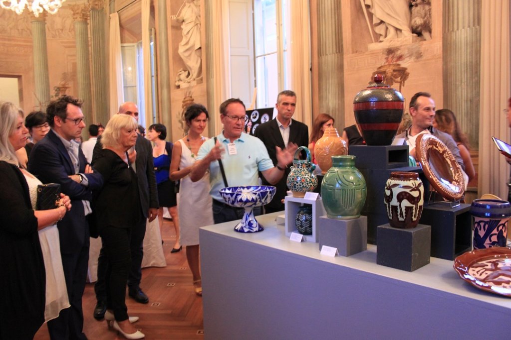 Visite guidée par Henri Amouric, (commissaire de toutes les expositions des Ateliers Thérèse Neveu) de l'exposition consacrée à la céramique du Pays d'Aubagne qui compte en ces lieux une centaine de pièces (Photo D.R.)