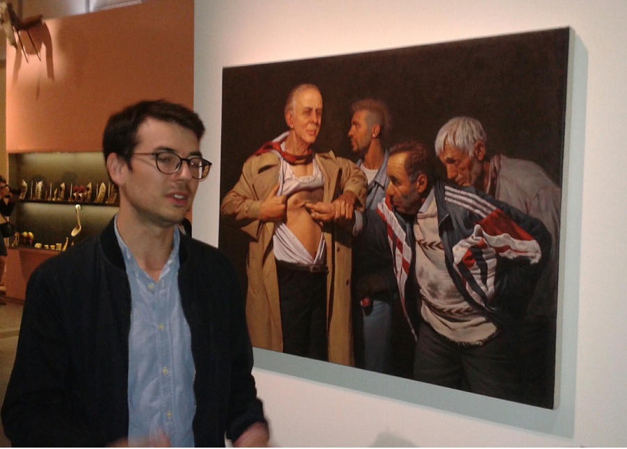 Francis Coraboeur, attaché culturel à l’Ambassade de France à Tirana devant une oeuvre d'Enkelejd Zonja (Photo A.L.)