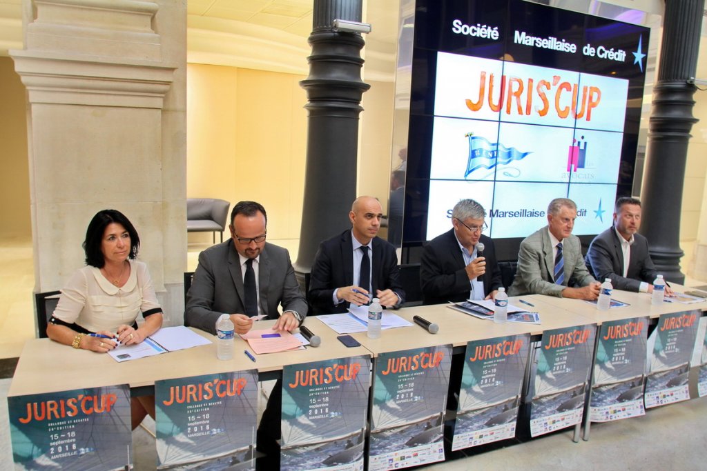 Le président de la Juris'Cup entouré de ses partenaires et de l'adjoint à la mer Didier Réault (Photo Robert Poulain)