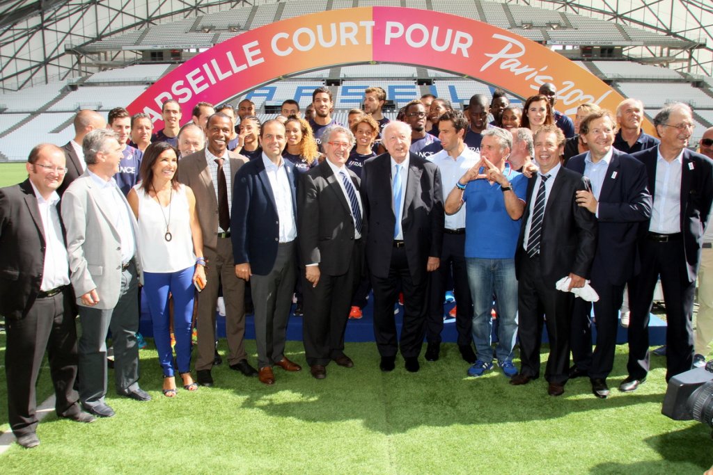 le maire de Marseille Jean-Claude Gaudin entouré des soutiens à la candidature de Paris dont nombre de médaillés français aux JO de Rio (Photo Robert Poulain) le maire de Marseille Jean-Claude Gaudin entouré des soutiens à la candidature de Paris dont nombre de médaillés français aux JO de Rio (Photo Robert Poulain)