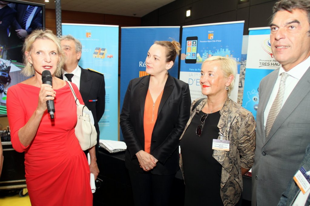 Axelle Lemaire entourée de Chantal Eymeoud, présidente de Paca THD, Françoise Bruneteaux, vice-présidente de la région Paca en charge du numérique et Daniel Sperling, adjoint au maire de Marseille en charge du numérique (Photo Robert Poulain)