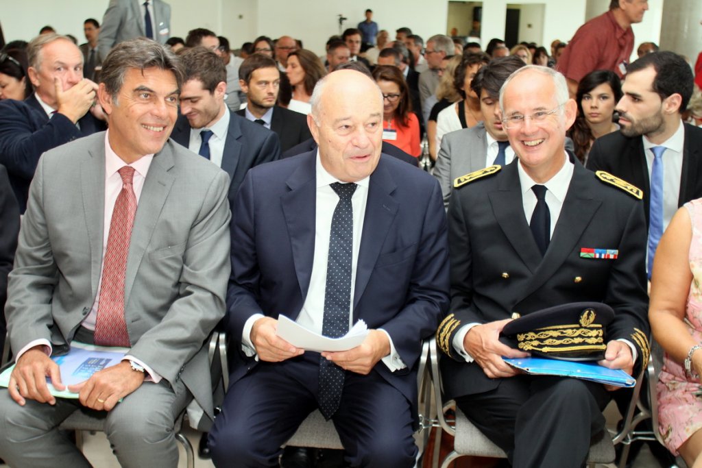 Jean-Michel Baylet entouré de Daniel Sperling en charge du numérique à Marseille et le préfet Stéphane Bouillon  (Photo Robert Poulain)