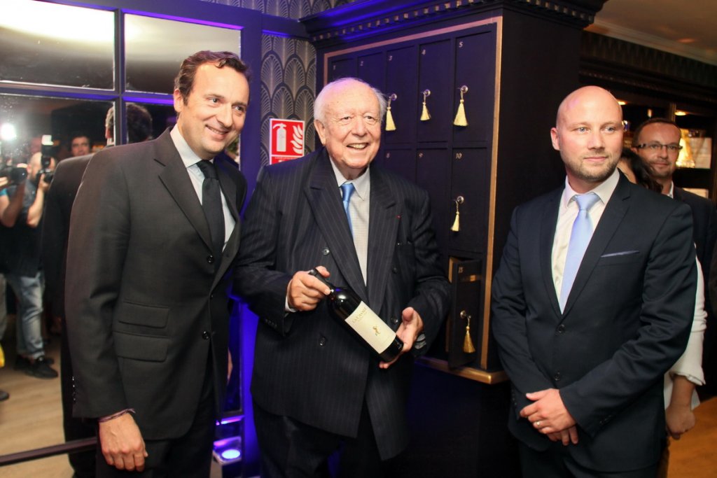 Le maire de Marseille, Jean-Claude Gaudin, entouré de François Dubrule, PDG ValueState Hôtels et David Bynau, directeur du Grand Hôtel Beauvau (Photo Robert Poulain)