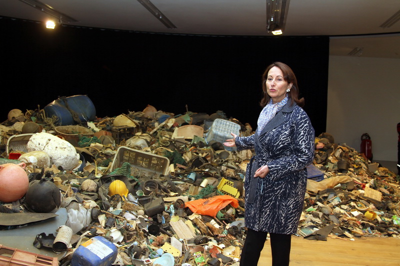 Ségolène Royal et les déchets de la mer lors d'une visite à Marseille(Photo Robert Poulain)