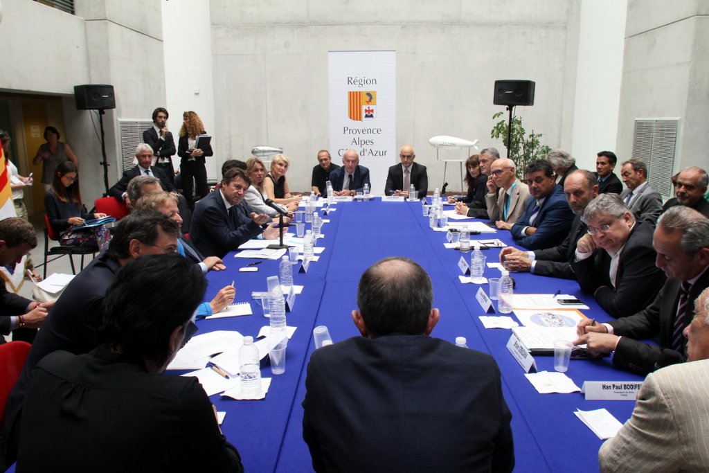 Christian Estrosi était entouré des présidents et responsables des pôles de compétitivité de Paca, de Caroline Pozmentier, vice-présidente en charge de la Prévention de la Délinquance et de la Sécurité, Pierre Grand-Dufay, Président de la Commission Economie et Emploi, Bernard Kleynhoff, Président de la Commission Industrie, Innovation, Nouvelles Technologies et Numérique et Bruno Genzana, Conseiller Régional, vice-président du Département des Bouches-du-Rhône (Photo Robert Poulain)