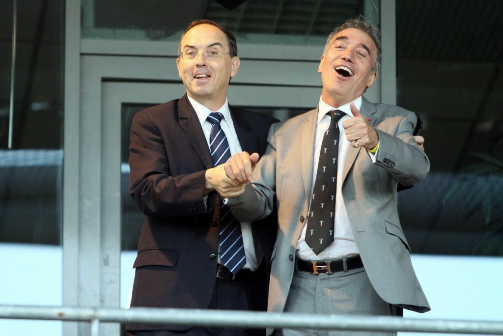 Présents dans les tribunes pour assister à la victoire de Provence Rugby, Didier Mené président de la commission centrale des arbitres ( à g. ) et Alain Cadeac (à dr. ) qui a été élu à l’unanimité, jeudi a Montfavet, Président du comité de Provence succédant ainsi à Patrick Buisson. (Photo Robert Poulain)