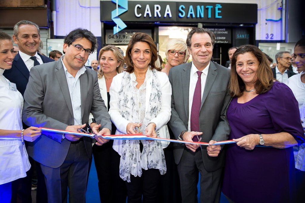 Jean-Jacques Zenou, directeur du centre Cara Santé entouré de Martine Vassal, Renaud Muselier, Solange Biaggi, Caroline Pozmentier et Bruno Genzana (Photo D.R.)