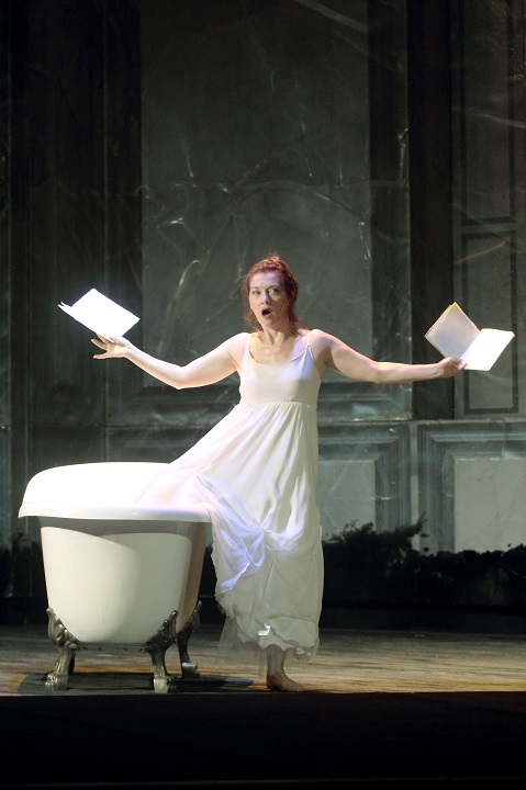 Patrizia Ciofi dans la scène de la folie. Elle finira noyée dans la baignoire (Photo Christian Dresse)