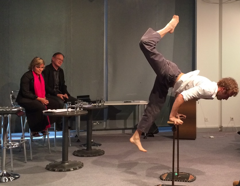 L'acrobate Mathieu Hedan a offert une démonstration lors de la présentation de la Biennale à l'Office de Tourisme de Marseille (Photo M.B.)