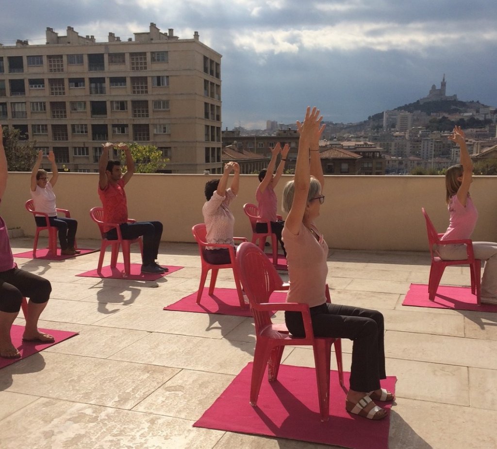 Démonstration sportive sur le terrasse de l’Intercontinental de Marseille, qui est pour la 1ère fois partenaire d'Octobre Rose, de la Cami - sport et cancer -13 association qui propose, en lien avec des équipes médicales, du sport adapté (Photo M.B.) Démonstration sportive sur le terrasse de l’Intercontinental de Marseille, qui est pour la 1ère fois partenaire d'Octobre Rose, de la Cami - sport et cancer -13 association qui propose, en lien avec des équipes médicales, du sport adapté (Photo M.B.)