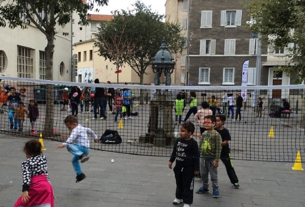 Partie de ballon qui dévoile même un sacré talent pour le Kung Fu, le foot et pourquoi pas la danse...   (Photo M.B.)