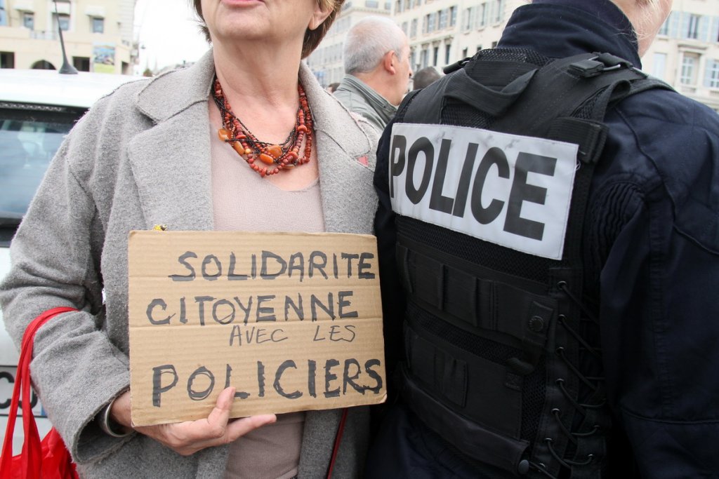 Les policiers marseillais soutenus par les citoyens (Photo Robert Poulain)