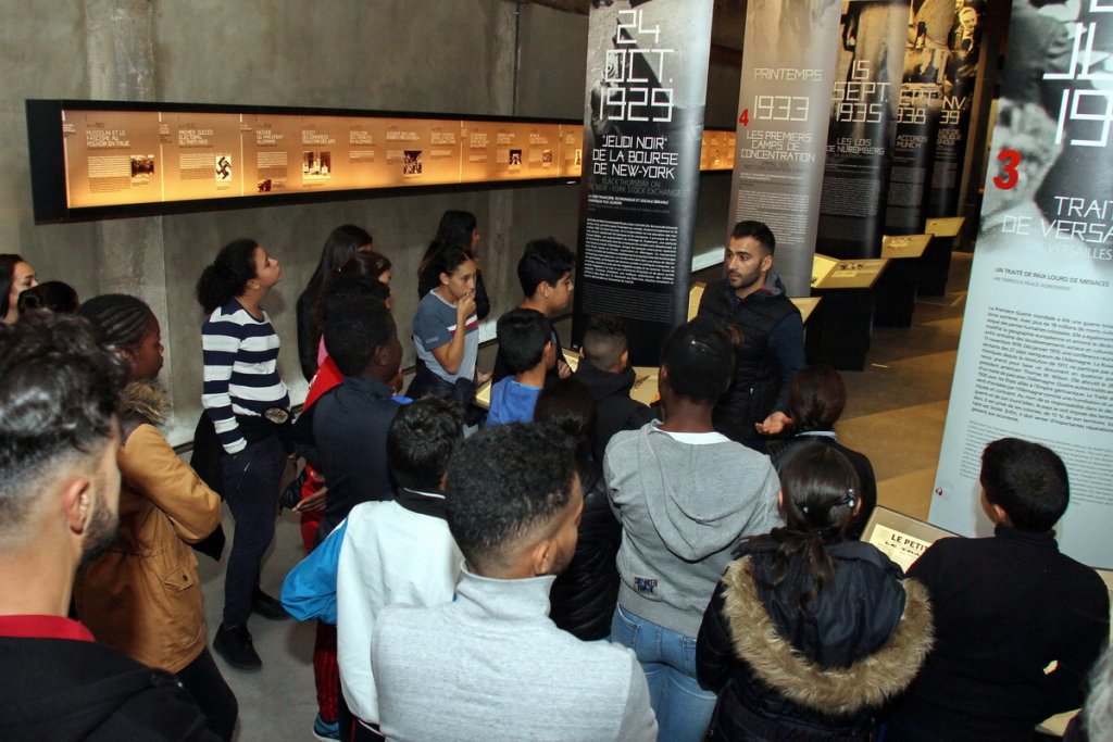 Le boxeur, José Gomez, chargé de mission au Camp des Milles apporte pédagogie et intensité à cette visite (Photo Robert Poulain)