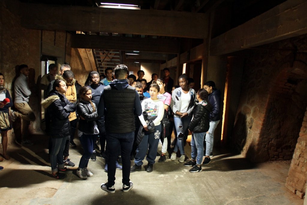 Les collégiens toulousains découvrent au Camp des Milles les conditions de vie des internés: le froid, la promiscuité, la peur... (Photo Robert Poulain)