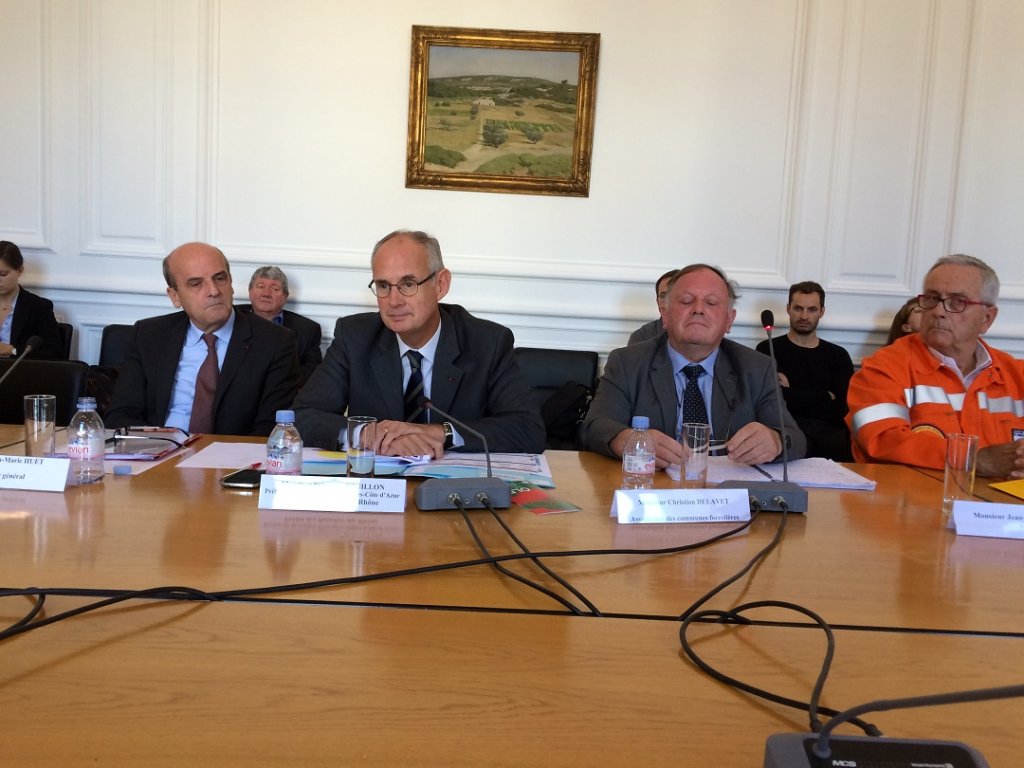 Le Préfet Stéphane Bouillon, entouré de Jean-Marie Huet, Christian Delavet, maire de Saint-Antonin-sur-Bayon, Président de l'Association Départementale des Communes forestières des Bouches-du-Rhône, Jean-Louis Jauffret, en uniforme orange (Photo M.B.)