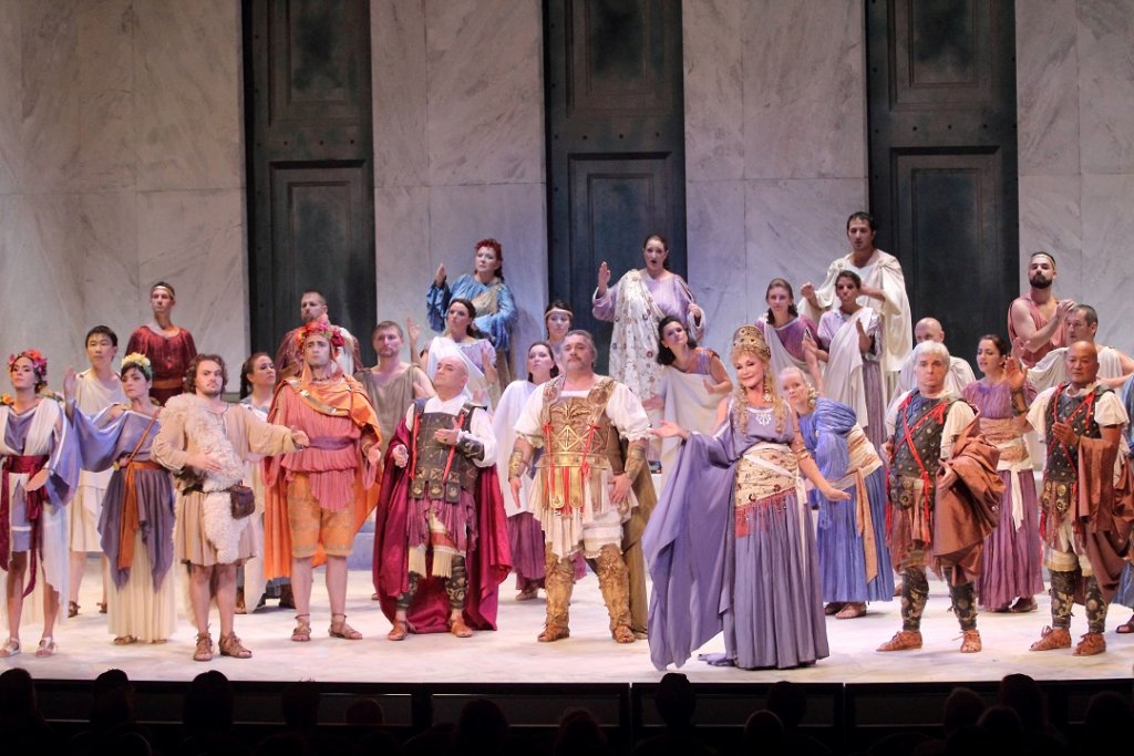 Toute la troupe réunie pour l’un des grands tableaux de cette production qui est à inscrire dans les annales des grandes heures de l’opérette à Marseille (Photo Christian Dresse)