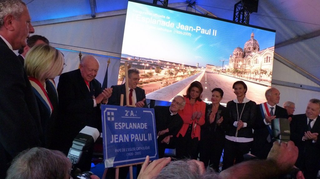 La plaque dévoilée devant un aréopage de personnalités des mondes religieux, militaires et politiques (Photo Michel Caire)