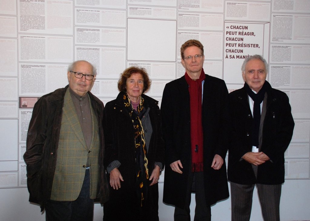 Nikolaus Meyer-Landrut, Ambassadeur d’Allemagne en France entouré de Serge Klarsfeld, Beate Klarsfeld et Alain Chouraqui (Photo CdM)