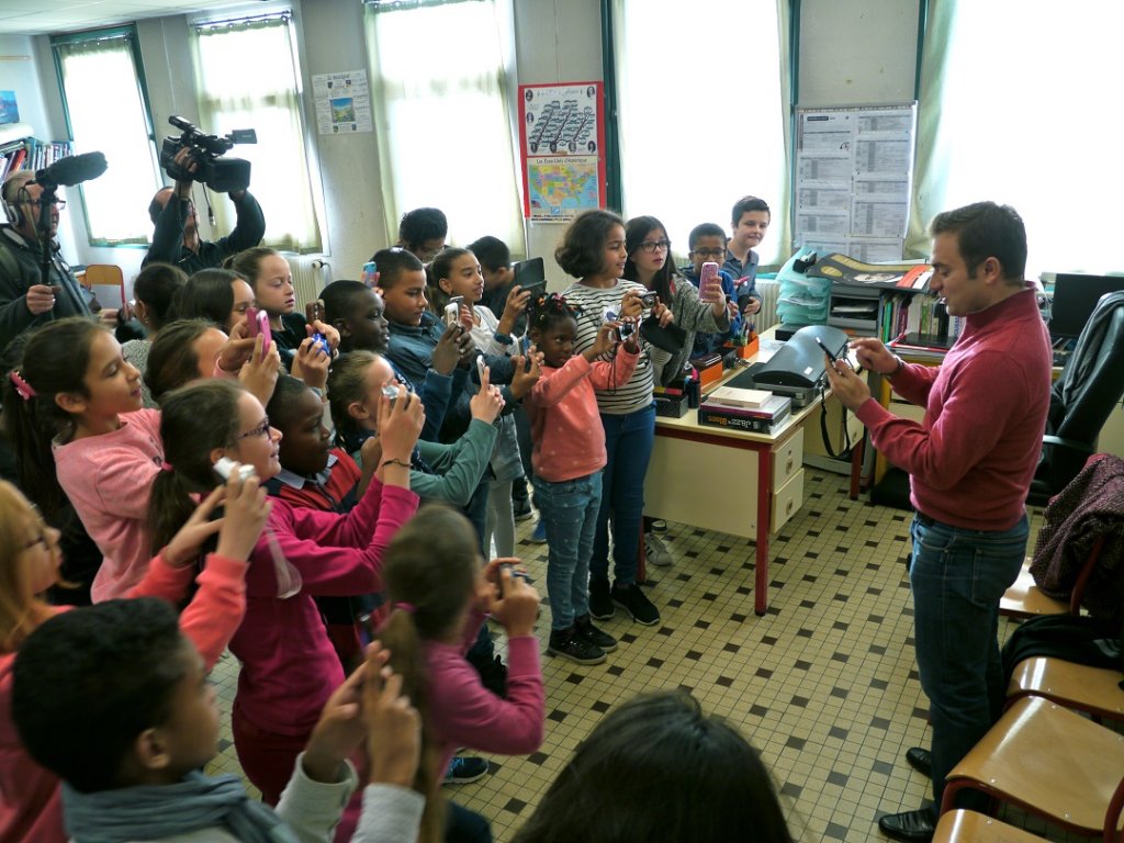 A la fin de la séance, bon nombre d’enfants ont voulu « leur » photo de Renaud Capuçon qui en profité pour leur rendre la pareille. (Photo M.E.)