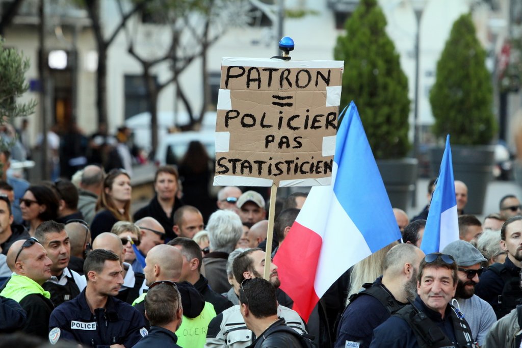 Plusieurs centaines de policiers étaient rassemblés ce mercredi devant la préfecture de police (Photo Robert Poulain)