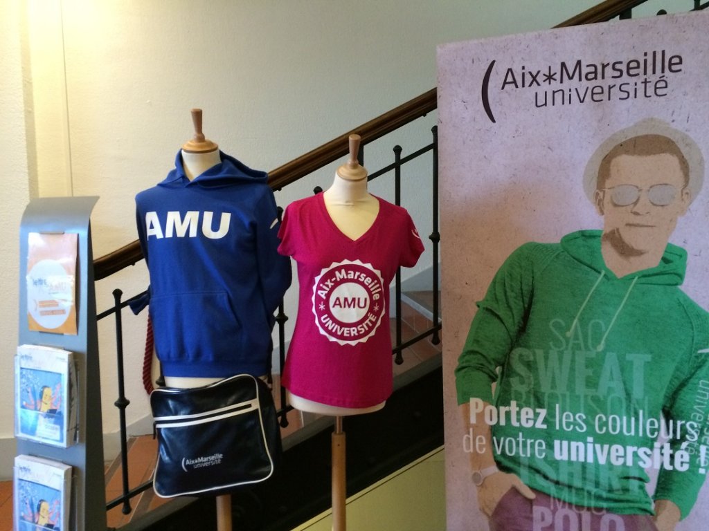 Depuis juillet 2015, les étudiants de l'AMU sont invités à porter les couleurs de l'Université, avec une collection qui va du  Tee-shirt aux boules de pétanque (M.B.)