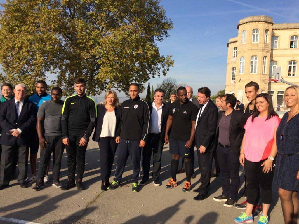 Christian Estrosi et Alexandre Jardin entourés de 12 jeunes sportifs ici en jogging qui vont intégrer une formation qualifiante des métiers de la banque (Photo M.B.)