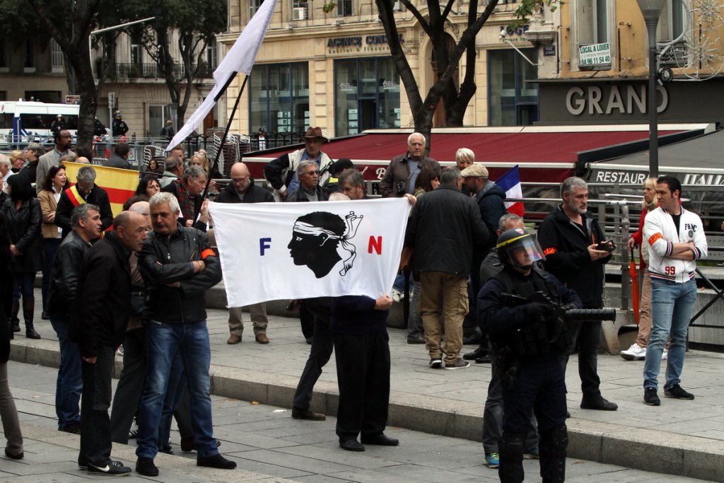 Une petite centaine d'anti-migrants se sont rassemblés devant la Préfecture à l'appel du Front National (Photo Robert Poulain)