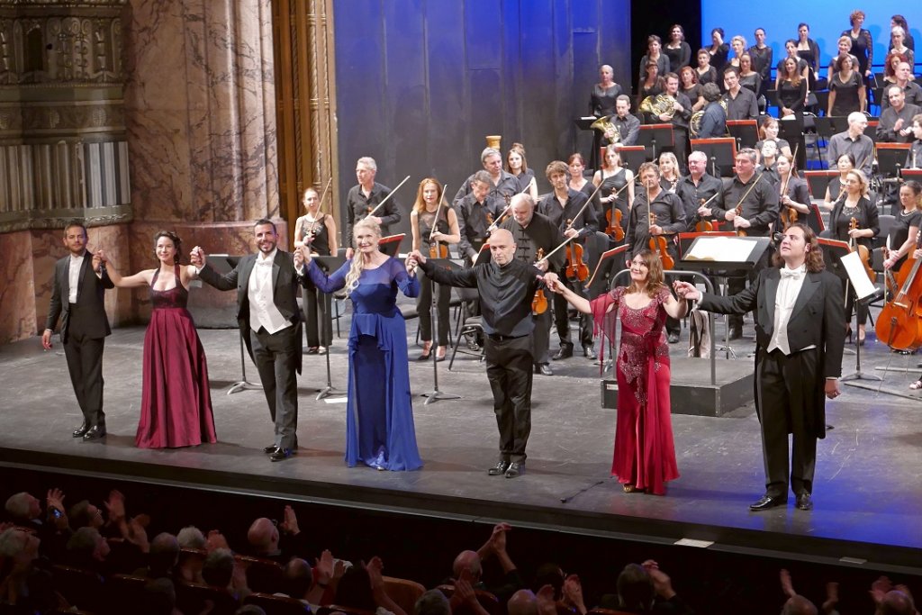 Les saluts à l’issue de la représentation de Maria Stuarda. De g. à dr.  : Mirco Palazzi, Aurélie Ligerot, Enea Scala, Annick Massis, Roberto Rizzi Brignoli, Silvia Tro Santafé, Florian Sempey (Photo Christian Dresse)