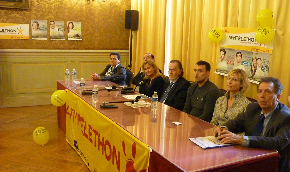 De gauche à droite les chercheurs Frédérique Magdinier et Marc Bartoli, Marie-Hélène Vial, coordinatrice AFM-Téléthon, Patrick Padovani,  le champion olympique de canoë-kayak, Denis Gargaud Chanut, la comédienne Rebecca Hampton et maurice Di Nocera ( Photo M.C.)