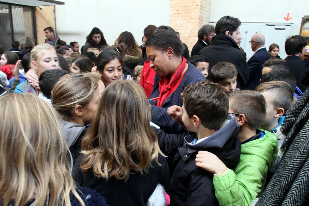 La ministre Hélène Geoffroy a longuement échangé avec les jeunes  (Photo Robert Poulain)
