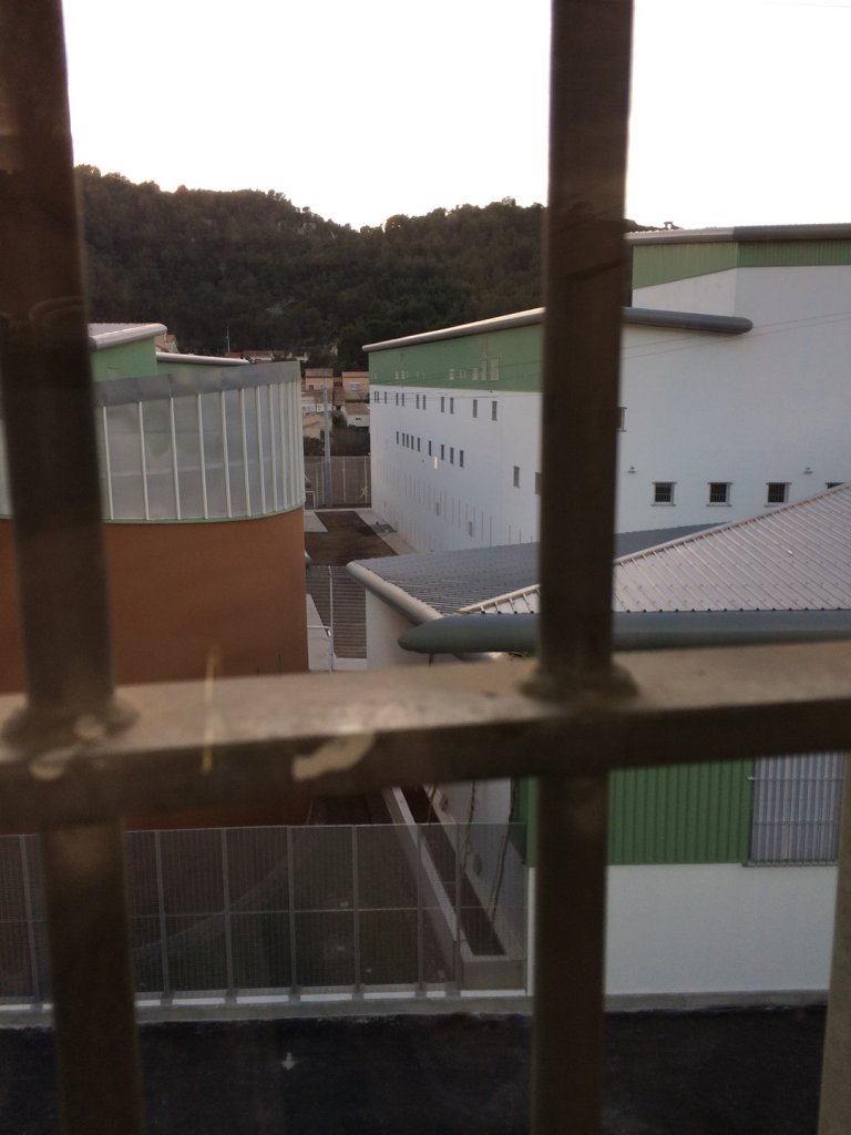 Vue sur certains des 12 bâtiments de Baumettes II insérés dans la colline, proche du Parc National des Calanques, la sécurité est omniprésente avec des grilles traditionnelles mais aussi d'autres moyens dont 600 caméras (M.B.)