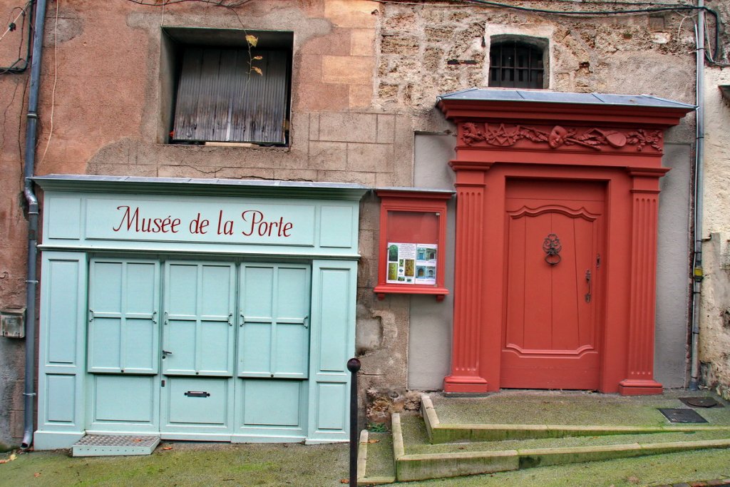 Marseille "Portes de la Méditerranée" alors à quand le Musée de la Porte ? (Photo Robert Poulain)