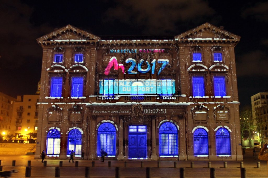 Hé oui ! C'est bien la mairie de Marseille qui a revêtu les couleurs de la Capitale du sport 2017 (Photo Robert Poulain)