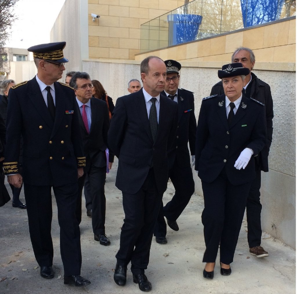 Le ministre de la Justice Jean-Jacques Urvoas s'est rendu à pied de Baumettes I à Baumettes II, entouré du Préfet de Région Stéphane Bouillon et de la Directrice de la prison, Christelle Rotach (Photo M.B.)