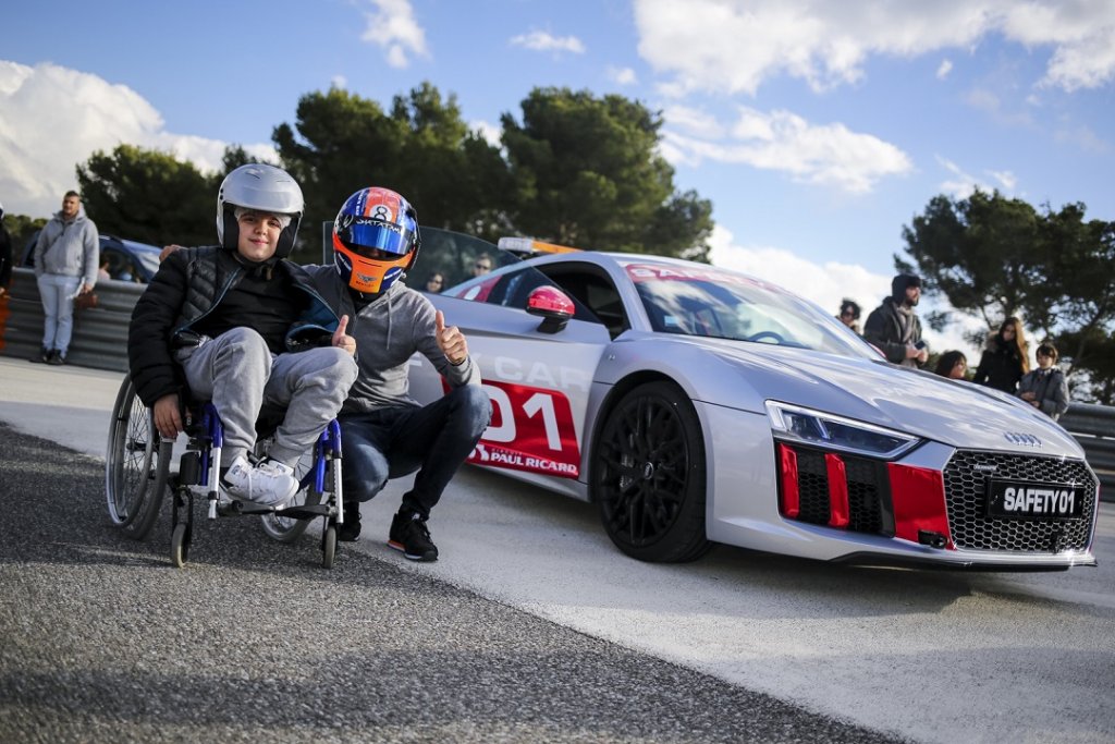 Les amateurs de sensations fortes ont pu se faire plaisir avec des baptêmes sur le circuit à bord de voitures exceptionnelles  (Photo Morgan Mathurin)